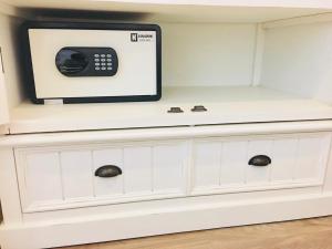 un microondas en la parte superior de un armario blanco en Summer Huahin Condo612,Near beach&Cicada,Beautiful swimming pool, en Hua Hin