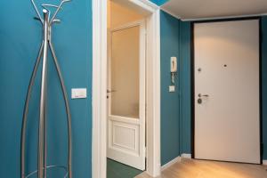 A bathroom at The Best Rent - Stylish loft in the center of Milan Még 21 kép