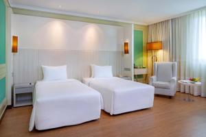 Postel nebo postele na pokoji v ubytování Windsor Plaza Hotel