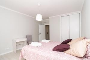 ポンタ・ド・ソルにあるVilla Ponta do Sol Apartmentの白いベッドルーム(枕付きベッド1台付)