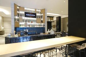 Ο χώρος του lounge ή του μπαρ στο Savoy Hotel Mactan