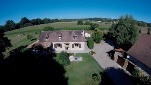 an overhead view of a large house in a field at Chambres d'Hotes Carpediem in Prigonrieux