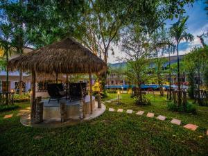 Κήπος έξω από το Bora Bora Villa Phuket