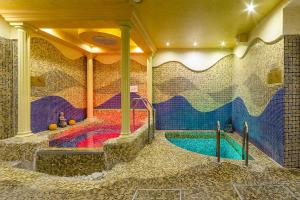 Bazén v ubytování Hotel Aurum nebo v jeho okolí