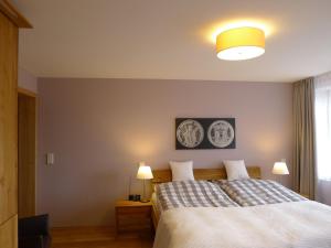 ein Schlafzimmer mit einem Bett und zwei Platten an der Wand in der Unterkunft Bergmannstrost 5 Sterne Ferienwohnung in Sankt Andreasberg