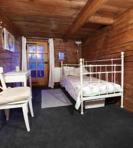 um quarto com uma cama, uma mesa e uma cadeira em Ferienhaus Tölzer Land em Bad Tölz