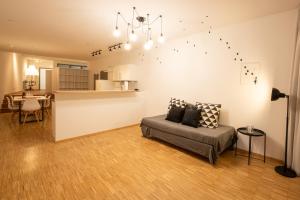 Il comprend un salon avec un canapé et une cuisine. dans l'établissement Business Apartment, à Markdorf