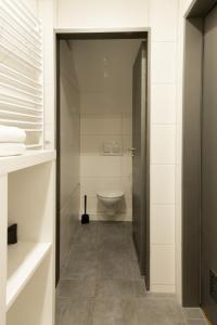 La salle de bains est pourvue de toilettes et d'un lavabo. dans l'établissement Business Apartment, à Markdorf