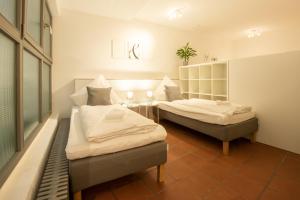 - une chambre avec deux lits et une table avec une plante dans l'établissement Business Apartment, à Markdorf