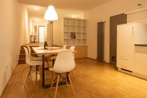 - une cuisine et une salle à manger avec une table et des chaises dans l'établissement Business Apartment, à Markdorf