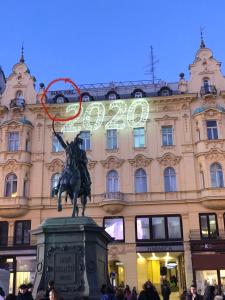 una estatua de un hombre sobre un caballo delante de un edificio en Studio Ban Zagreb en Zagreb