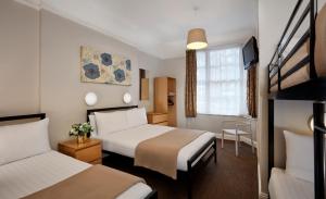 Postel nebo postele na pokoji v ubytování Lords Hotel