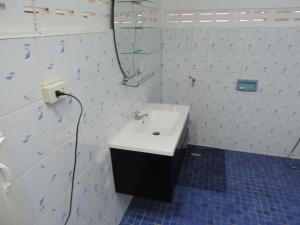 bagno bianco con lavandino e specchio di Blue Paradise Residence a Rawai Beach
