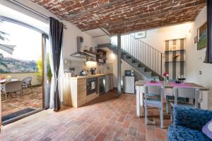 A kitchen or kitchenette at Appartamento Piero