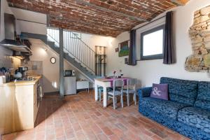 A seating area at Appartamento Piero