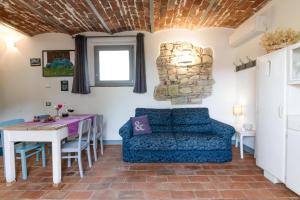 A seating area at Appartamento Piero
