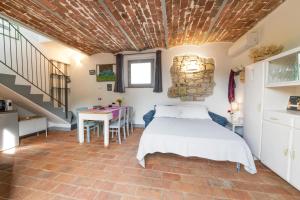 A bed or beds in a room at Appartamento Piero