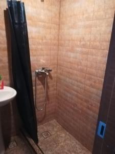 Un baño de family hotel Mtamta