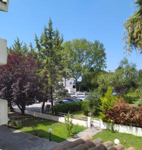 a view of a yard with cars parked in a parking lot at Cozy summer house by the beach in Fourka