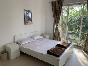 Bendre's Holiday Home & Lawns-Karla客房内的一张或多张床位
