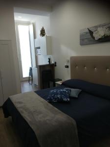 een slaapkamer met een groot bed en een blauwe deken bij Da Ninì in Vico Equense