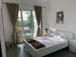 Ένα ή περισσότερα κρεβάτια σε δωμάτιο στο Bendres Holiday Home & Wellness Centre-Karla