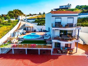 una vista aérea de una casa con piscina en Aries Villas, en Skiathos