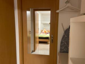 Una puerta que conduce a una habitación con dormitorio en Ferienwohnung Schaub, en Schmalkalden