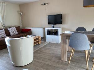 sala de estar con sofá y mesa en Ferienwohnung Schaub, en Schmalkalden