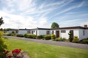 ミッデルケルケにあるHoliday Home Jonckershofの緑の家並み