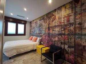 ein Schlafzimmer mit einem Bett und einer großen Mosaikwand in der Unterkunft Caracola de Cabo Home in Hio