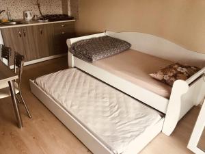 Cama en habitación pequeña con escritorio en Karaagac Green Edirne, en Edirne