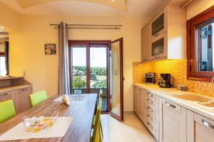 A kitchen or kitchenette at GreenLand Villa