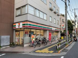 東京にあるTakemura Building 303の建物の前に駐車された2台の自転車