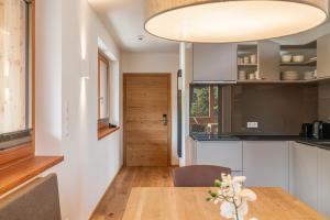 Kuchyňa alebo kuchynka v ubytovaní Skylodge Alpine Homes