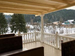 balcón con vistas a un patio cubierto de nieve en Complex Svitanok, en Yaremche