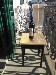 una botella de vino sentada en una mesa con una copa en Gelsomino 74, en Florencia
