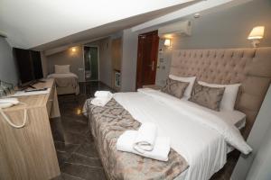 Postel nebo postele na pokoji v ubytování HHK Hotel Downtown