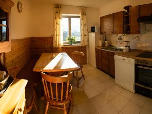 O bucătărie sau chicinetă la Magical Family Home 84 +31 fotografii