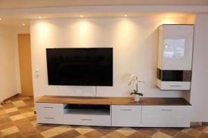 TV a/nebo společenská místnost v ubytování Ferienwohnung Auszeit Stubai