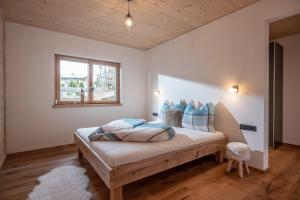 una camera da letto con un letto con cuscini blu di Alpenchalet "DAHOAM" a Going