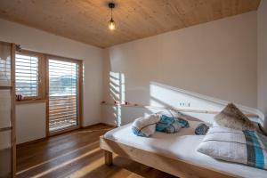 Rúm í herbergi á Alpenchalet "DAHOAM"