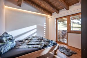 Rúm í herbergi á Alpenchalet "DAHOAM"