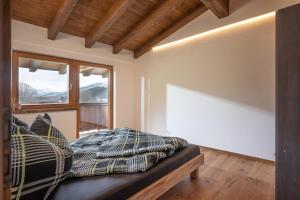 Rúm í herbergi á Alpenchalet "DAHOAM"