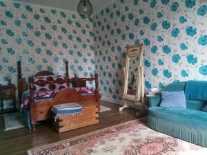 a living room with a bed and a couch at L'ancienne École in Geay