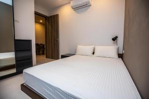 Postel nebo postele na pokoji v ubytování Beachfront Condo Escape 243