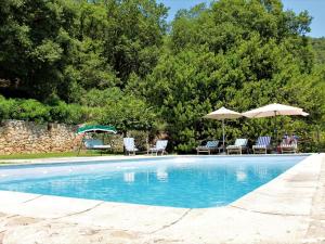 Der Swimmingpool an oder in der Nähe von Apartment La Bachasse by Interhome