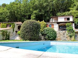 una casa con piscina frente a una casa en Apartment La Bachasse by Interhome, en Carros