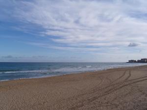 ラ・マタにあるApartment Miramar IV by Interhomeの砂浜と海の足跡がある海岸