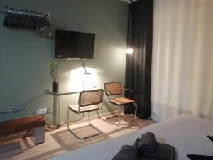 Μια τηλεόραση ή/και κέντρο ψυχαγωγίας στο A City-center Seaview Penthouse at Oceanic